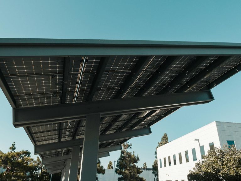 Ombrière photovoltaïque dans un parking