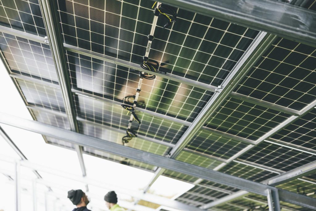Ombrière photovoltaïque avec des technicien