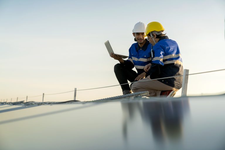 Équipe Voltis Pro installant des panneaux photovoltaïques
